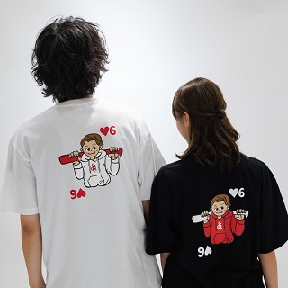 巨人とデザイナーのあべじゅんや氏のコラボ商品の「POP TRUMP T－shirts」（球団提供）