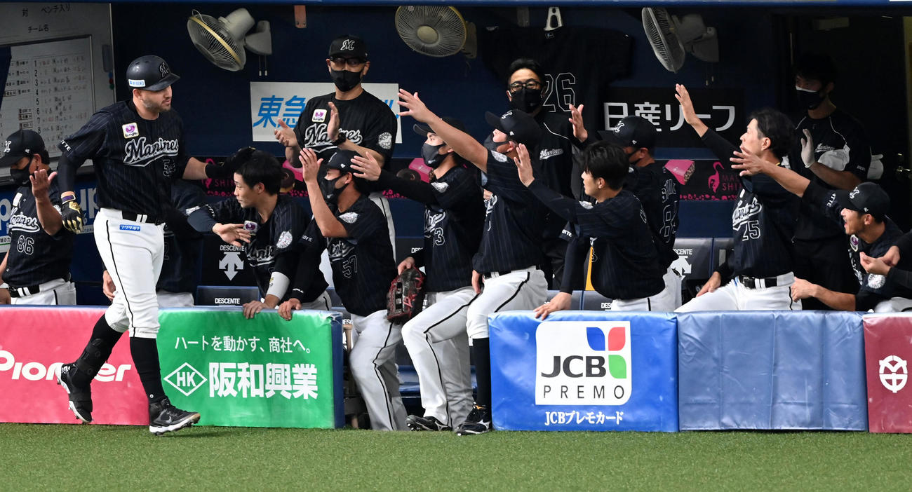 オリックス対ロッテ　4回表ロッテ1死、レアード（左）は先制の左越え本塁打を放ちナインの出迎えを受ける（撮影・前岡正明）