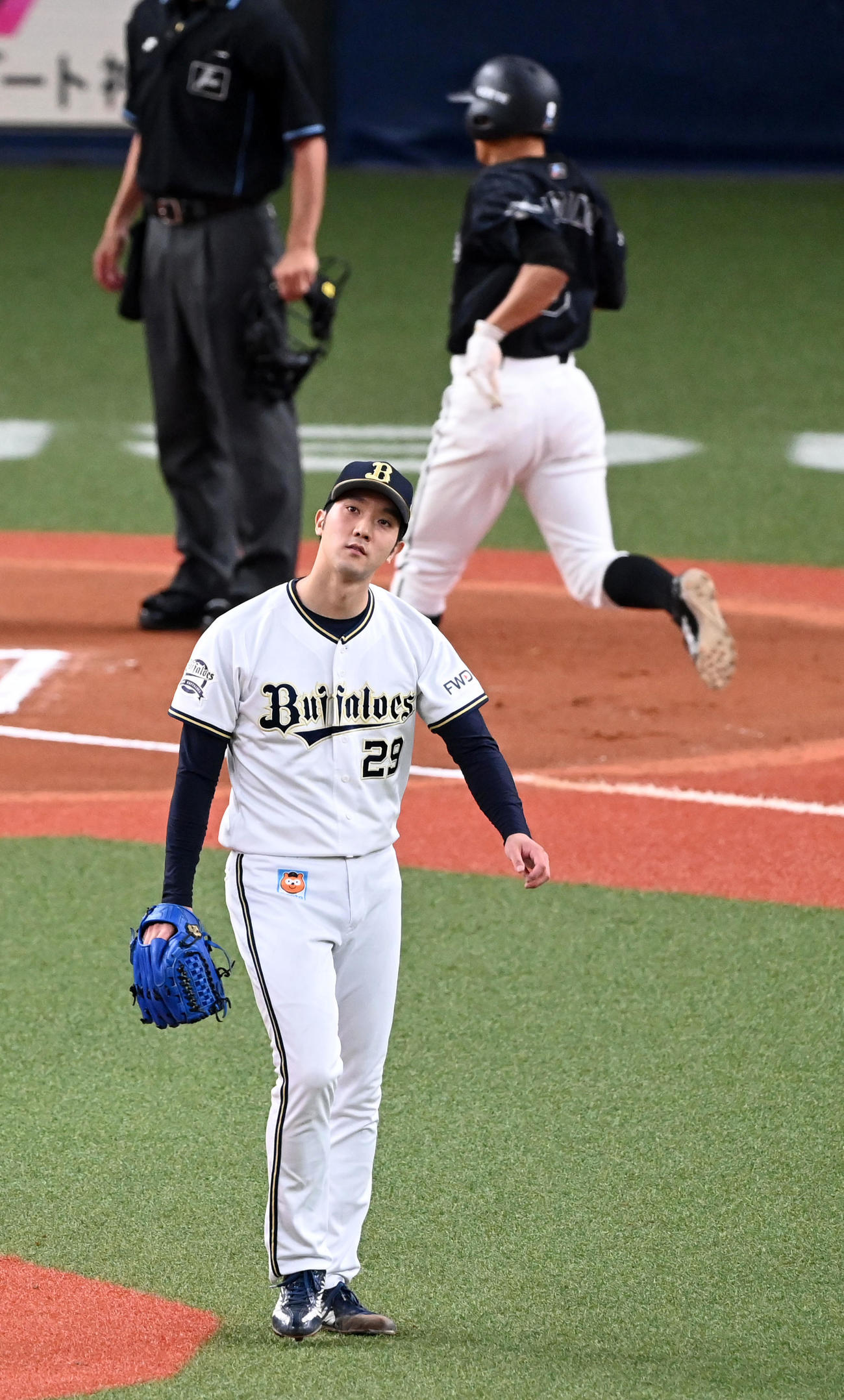 オリックス対ロッテ　6回表ロッテ無死三塁、中村奨に右前適時打を打たれがっくりする田嶋（撮影・前岡正明）