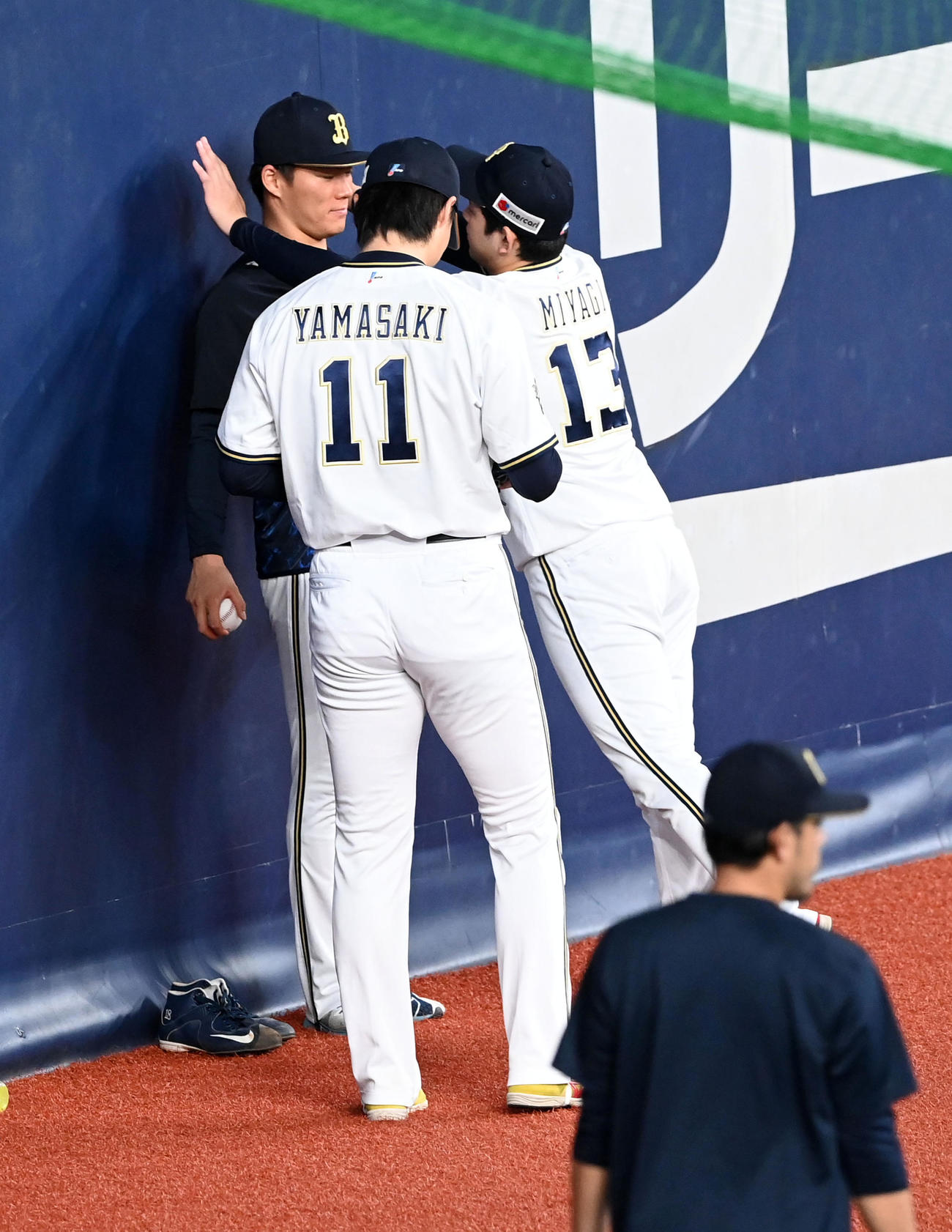 オリックス対ロッテ　山本（左）をみつけた宮城（右）は…（撮影・前岡正明）