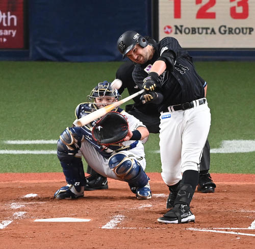 オリックス対ロッテ 4回表ロッテ1死、レアードは先制の左越え本塁打を放つ(撮影・前岡正明)