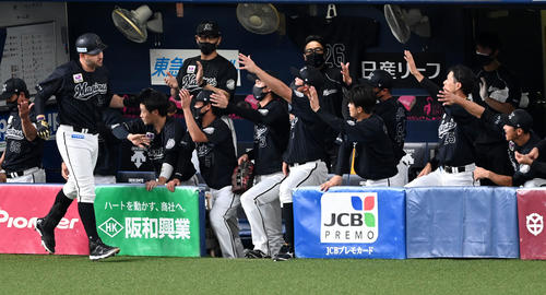 オリックス対ロッテ 4回表ロッテ1死、レアード(左)は先制の左越え本塁打を放ちナインの出迎えを受ける(撮影・前岡正明)