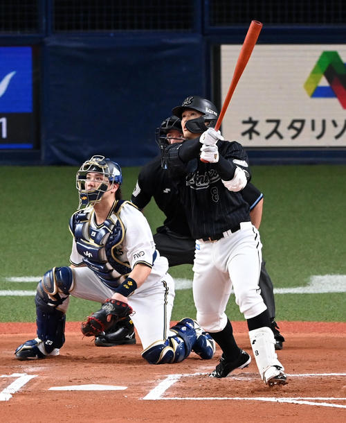 オリックス対ロッテ 6回表ロッテ無死三塁、中村奨は右前適時打を放つ(撮影・前岡正明)