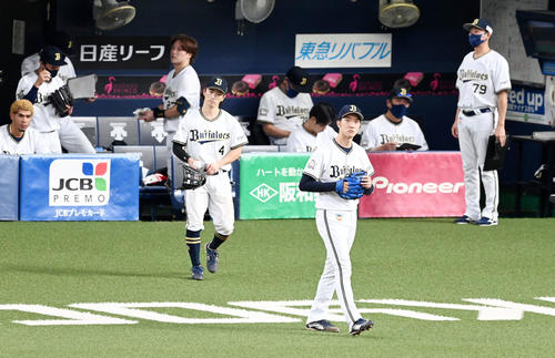 オリックス対ロッテ 8回、マウンドに向かう田嶋(撮影・前岡正明)