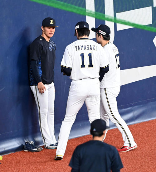 オリックス対ロッテ 山本(左)をみつけた宮城(右)は…(撮影・前岡正明)