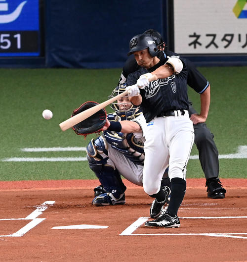 オリックス対ロッテ 1回表ロッテ無死、荻野貴司は中前打を放つ(撮影・前岡正明)