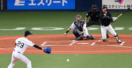 オリックス対ロッテ 2回表ロッテ1死、山口は中前打を放つ。投手田嶋(撮影・前岡正明)