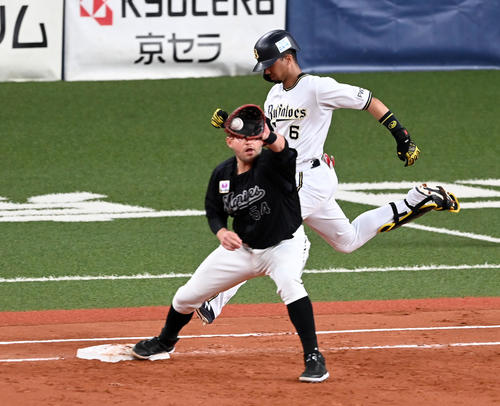 オリックス対ロッテ 3回裏オリックス1死一、二塁、宗は遊ゴロ併殺に倒れる(撮影・前岡正明)