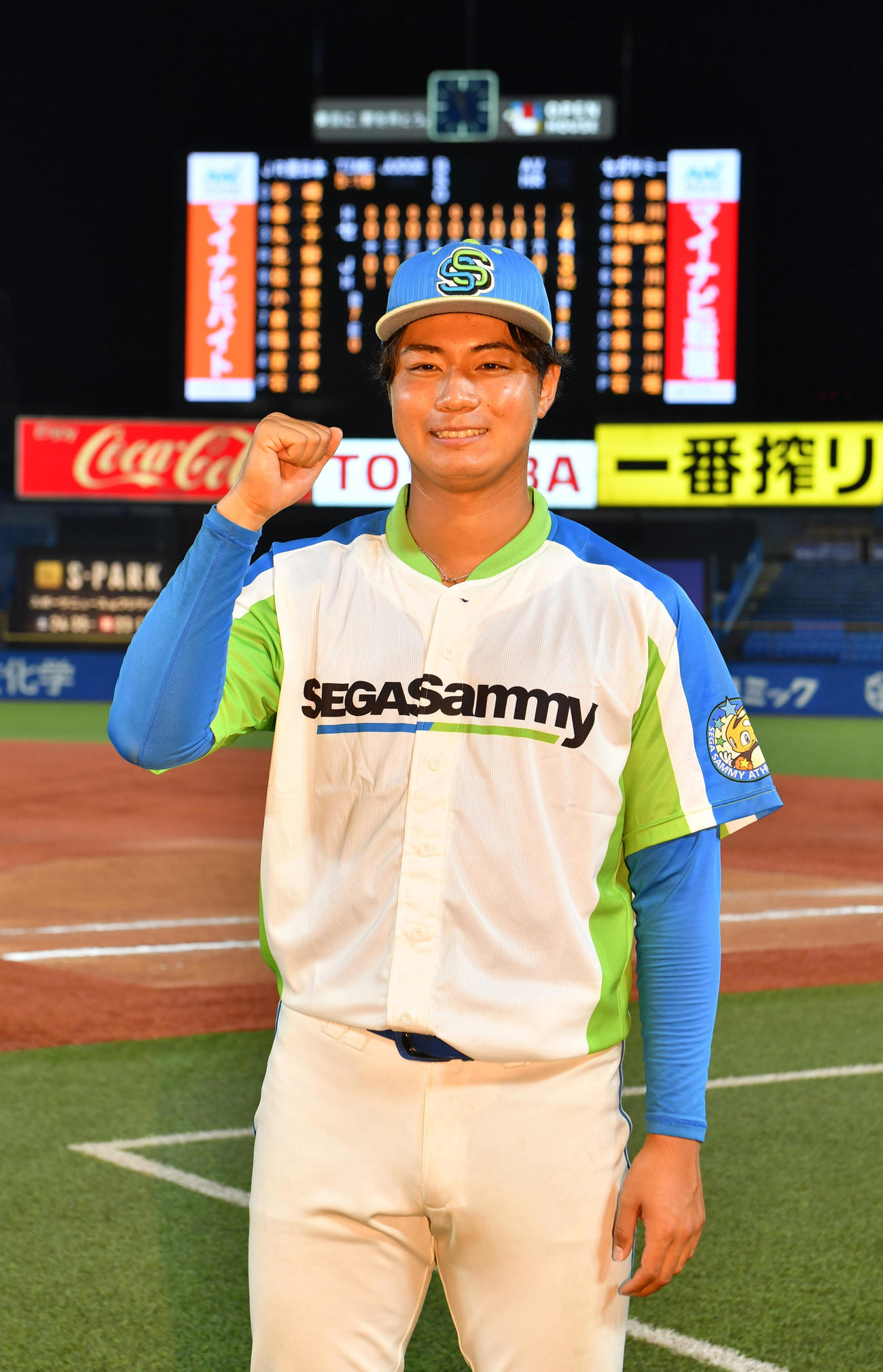 オリックス6位のセガサミー・横山楓は記念撮影に納まる（撮影・柴田隆二）