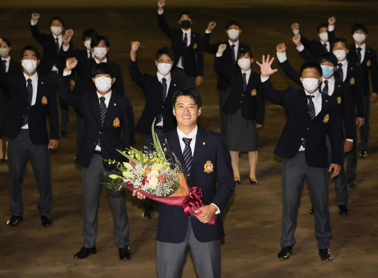 西武に2位指名を受けた筑波大・佐藤はチームメートの祝福に笑顔を見せる（撮影・足立雅史）