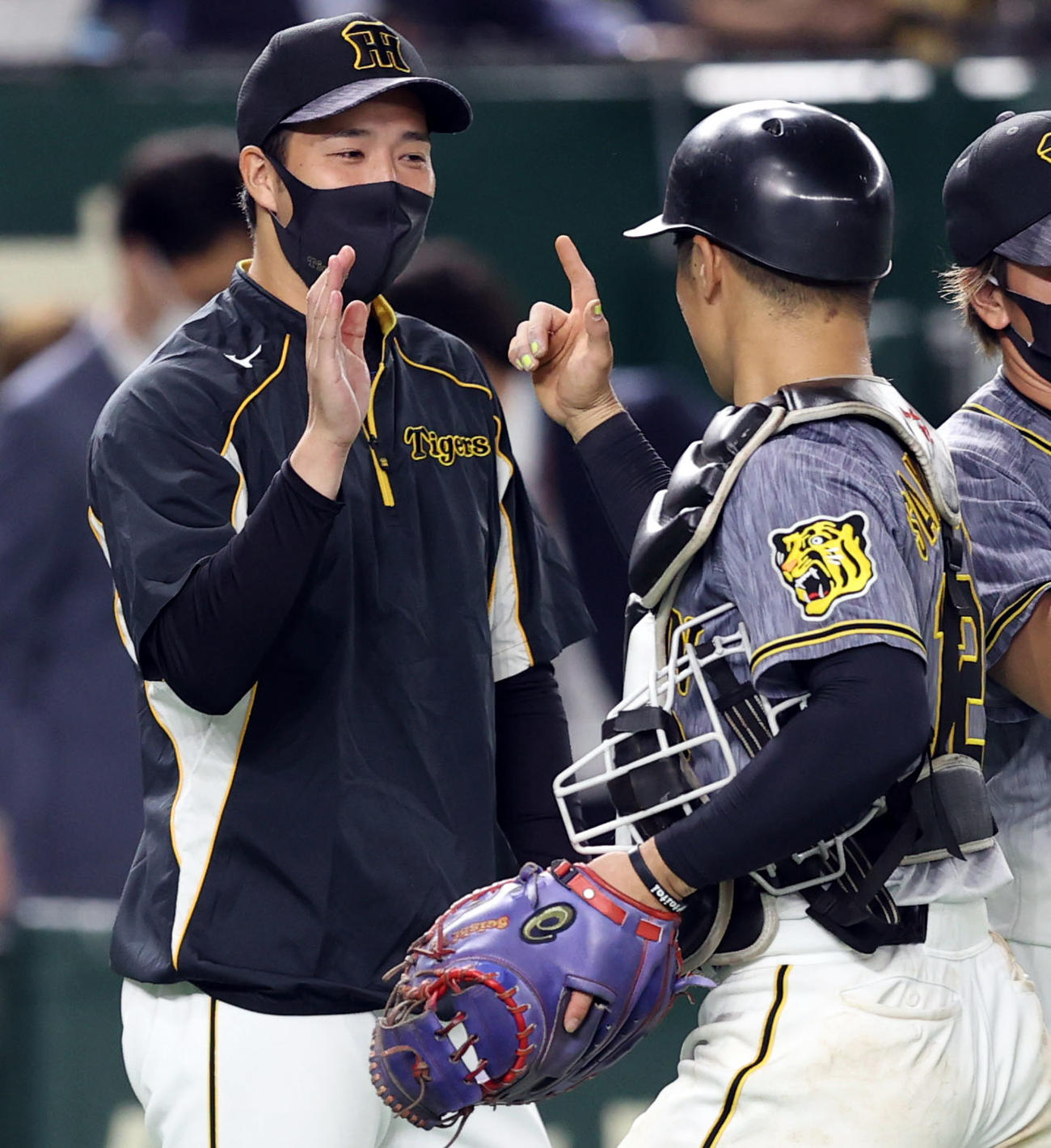 巨人対阪神　試合後、坂本（右）を笑顔で迎える青柳（撮影・狩俣裕三）