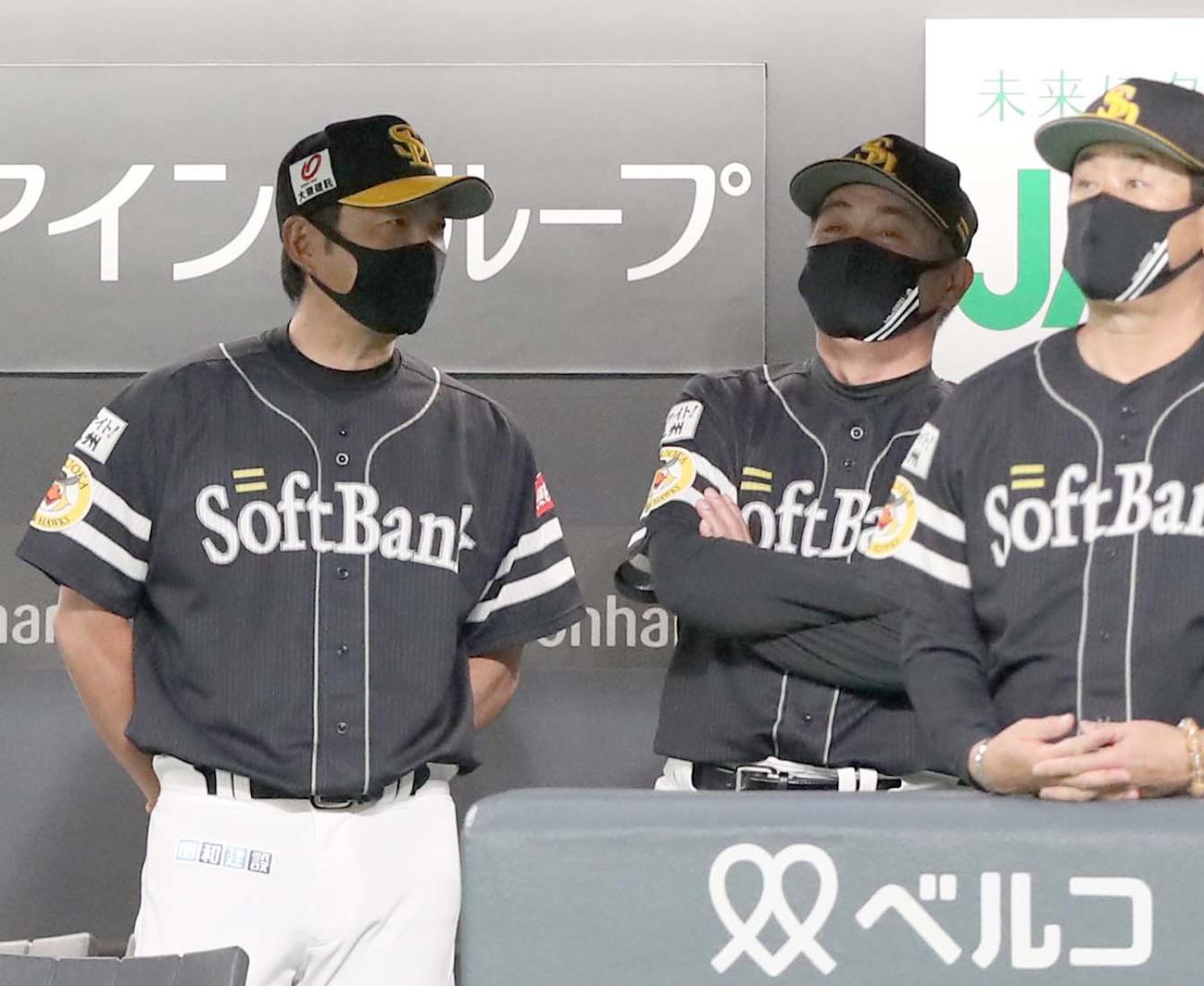 日本ハム対ソフトバンク　小久保コーチ（左）と笑顔で話す工藤監督（撮影・黒川智章）