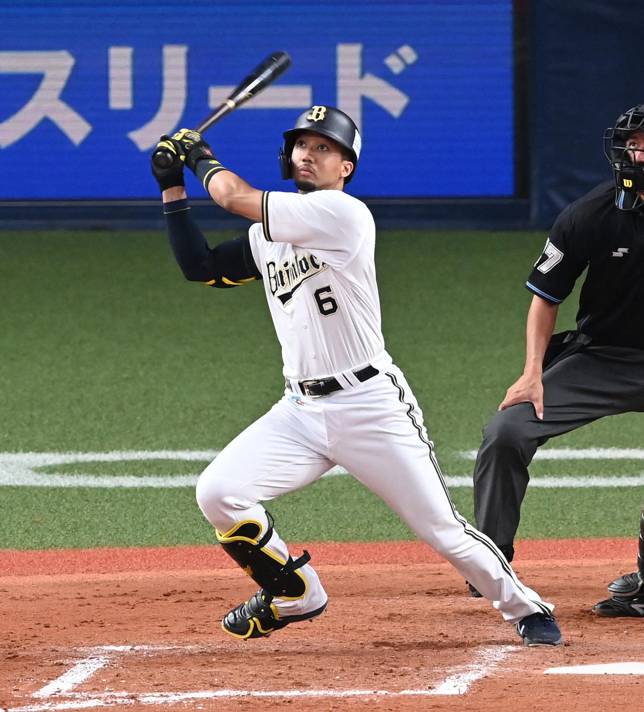 オリックス対ロッテ　8回裏オリックス2死一塁、宗は右越え本塁打を放つ（撮影・前岡正明）