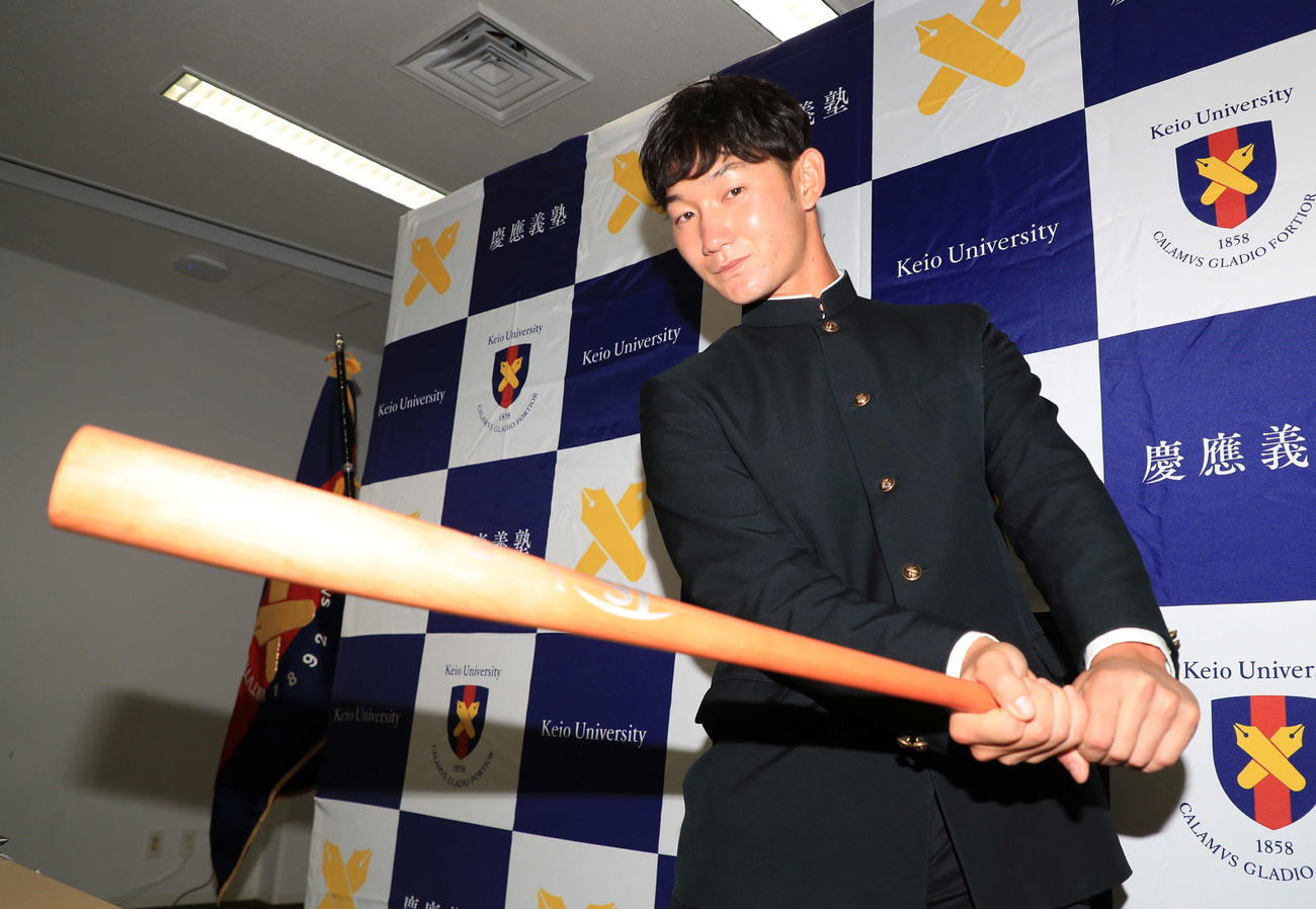 ソフトバンクから2位で指名された慶大・正木はバットを手に記念撮影（代表撮影）