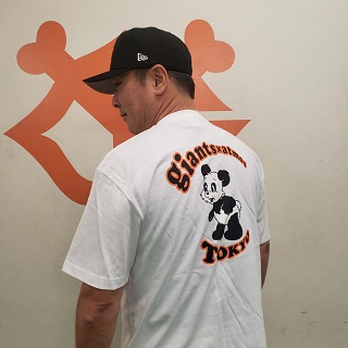 巨人と「atmos」のコラボTシャツを着用する元木ヘッドコーチ（球団提供）