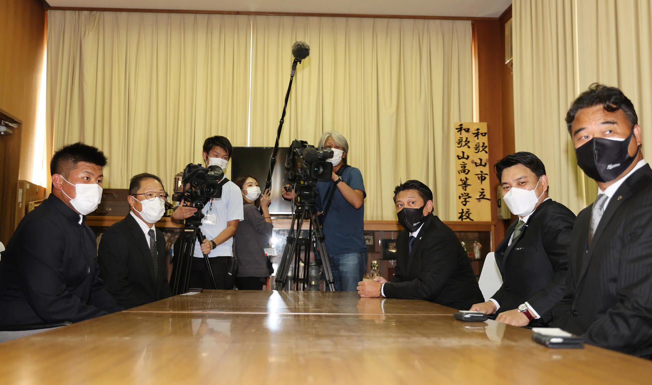 ドラフト会議から一夜明けロッテ井口資仁監督（右から2人目）が市和歌山に指名あいさつに訪れ1位指名の松川虎生（左）と向き合う（撮影・清水貴仁）