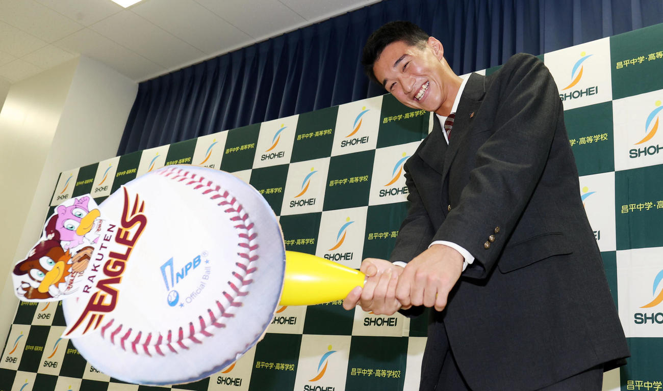 楽天ドラフト1位で指名され、笑顔でスウィングする昌平高・吉野（2021年10月11日撮影）
