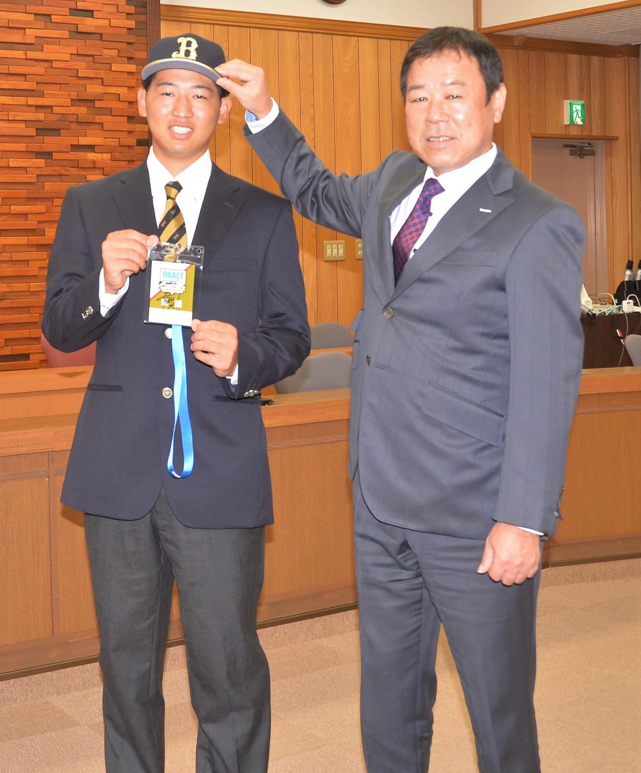 笑顔を見せるオリックス1位指名の東北福祉大・椋木（左）と福良GM（撮影・佐藤究）