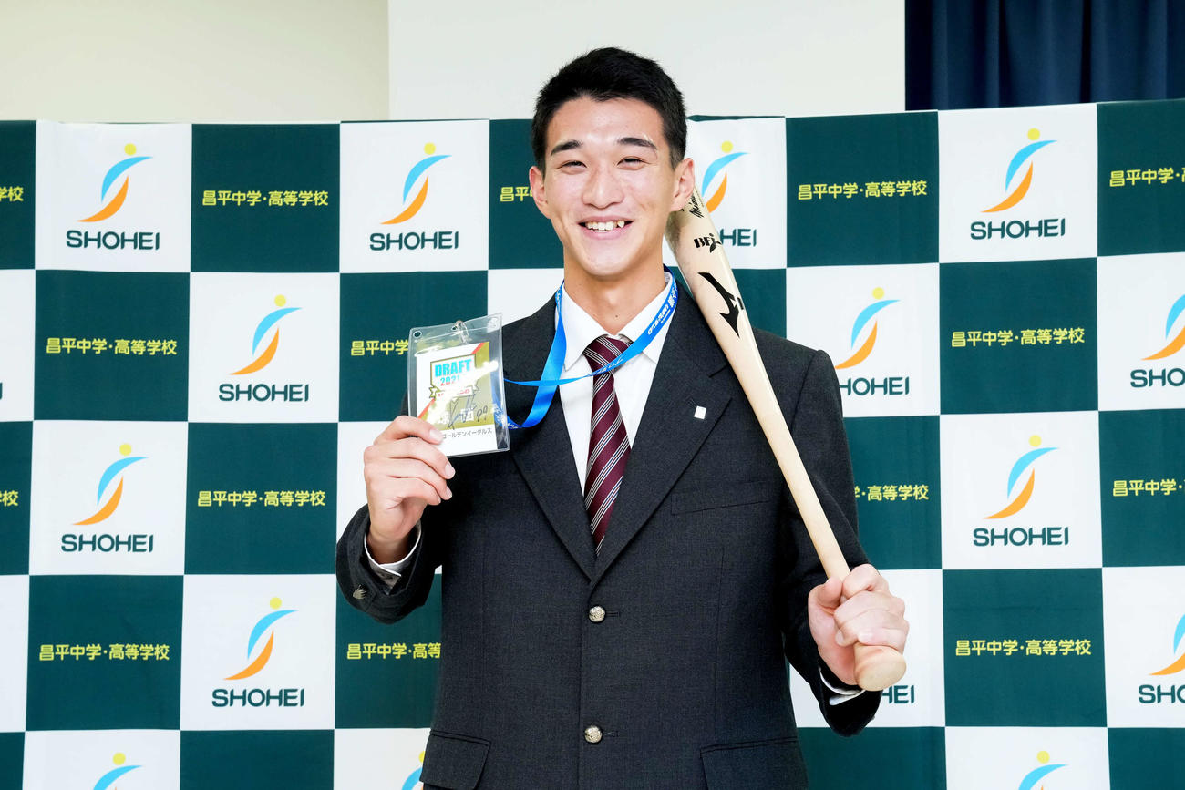 楽天からドラフト1位指名を受けた昌平・吉野は、楽天石井GM兼監督が直筆サインしたドラフト会議のIDパスとバットを手に笑顔を見せる