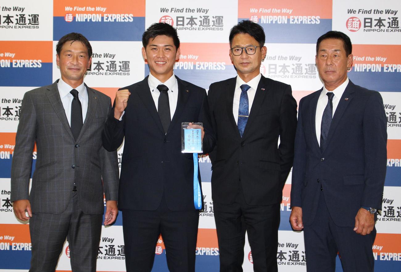 指名あいさつを受けた左から日本通運の沢村監督、柴田大地投手。ヤクルトの橿渕スカウトグループデスク、中西担当スカウト（撮影・保坂恭子）
