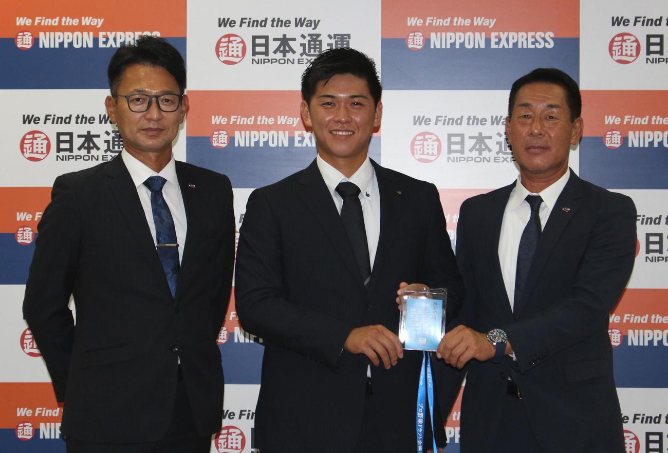 ヤクルトの指名あいさつを受けた日本通運の柴田（中央）とヤクルトの橿渕スカウトグループデスク（左）と中西担当スカウト（右）（撮影・保坂恭子）