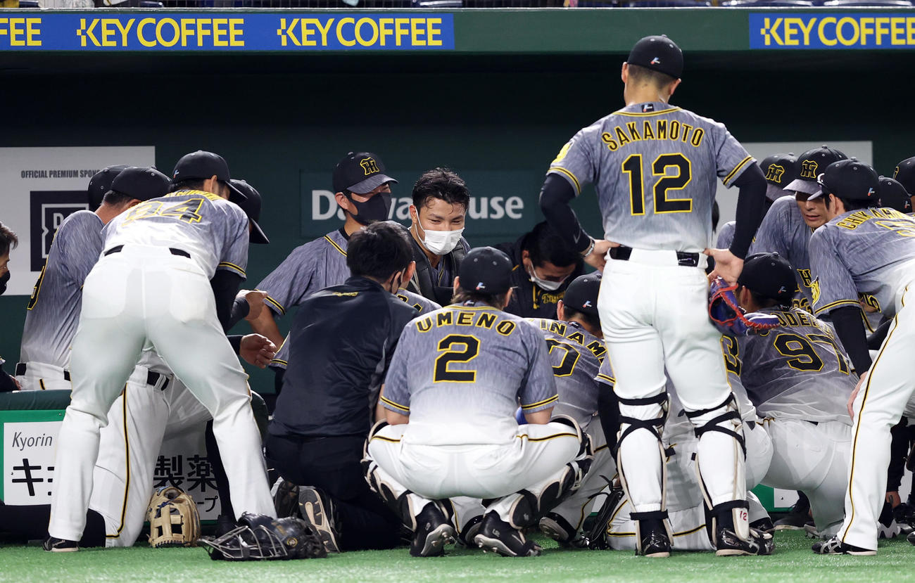 巨人対阪神　この日1軍合流し、試合前の円陣で声出しする栄枝（中央）（撮影・狩俣裕三）