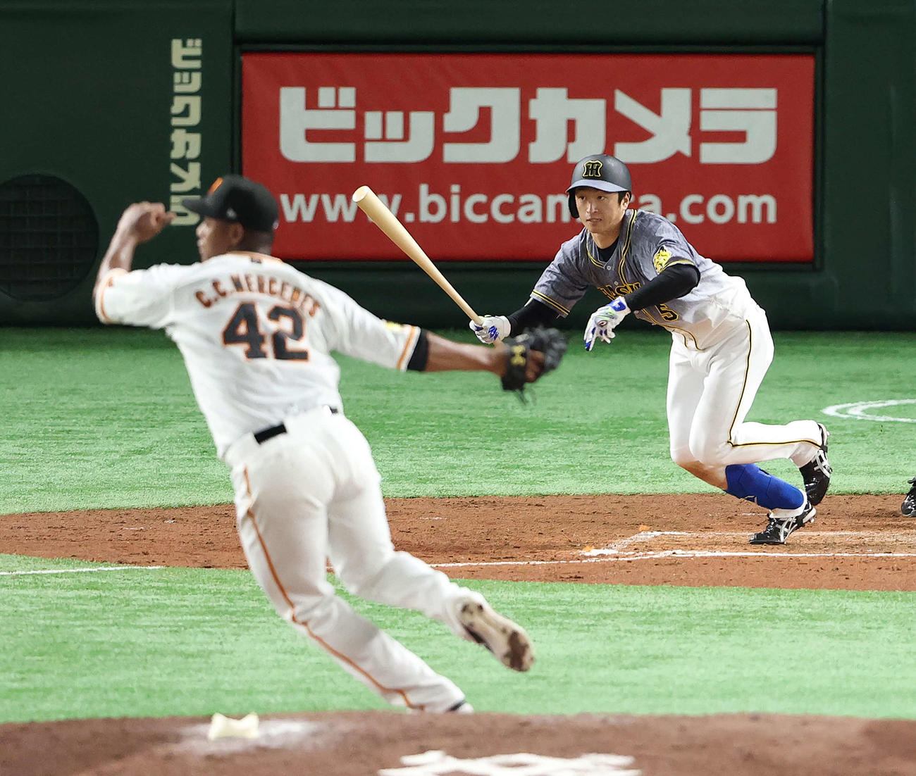 巨人対阪神　2回表阪神2死満塁、右前に先制の2点適時打を放つ近本。投手メルセデス（撮影・河野匠）