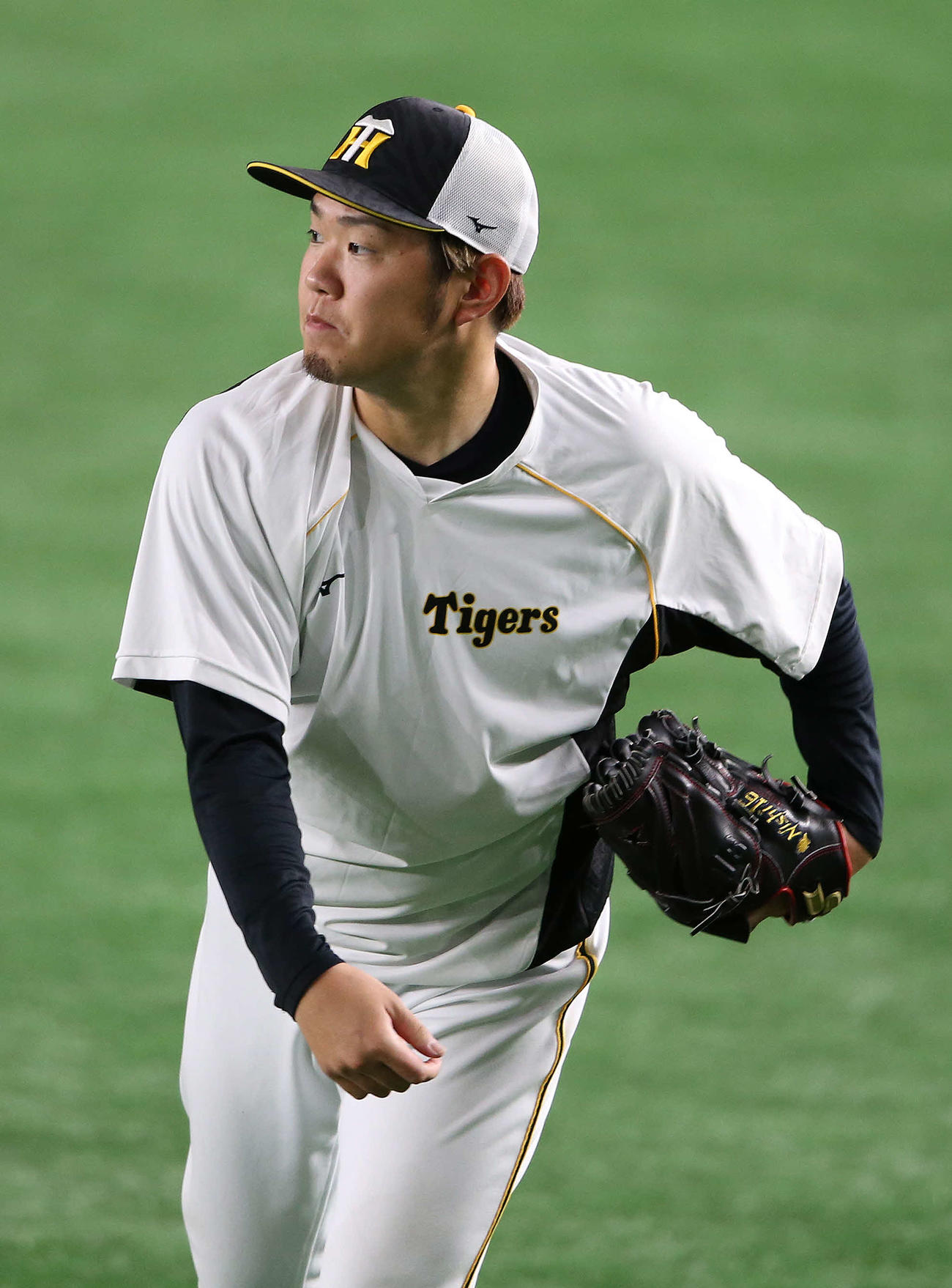 巨人対阪神　試合前、キャッチボールする阪神西勇（撮影・河野匠）