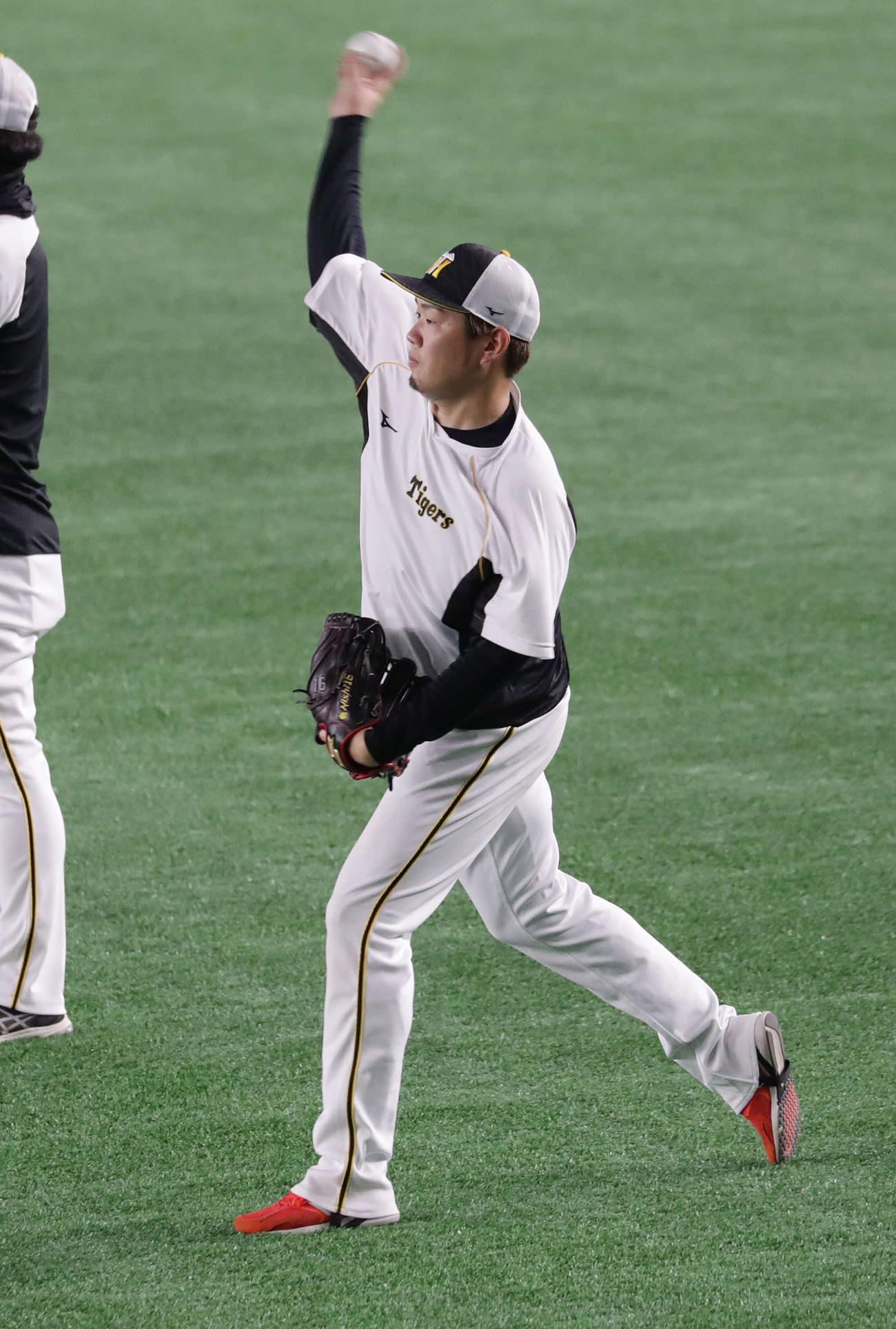 巨人対阪神　試合前、キャッチボールする阪神西勇（撮影・河野匠）
