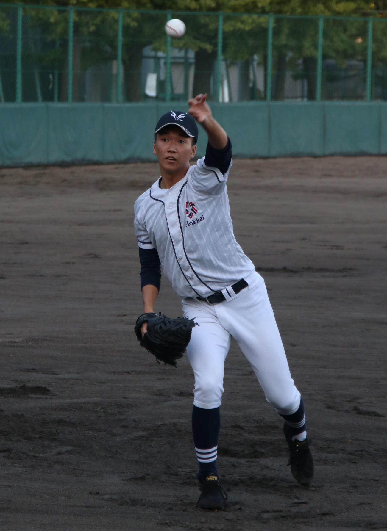 グラウンドでキャッチボールをする北海の木村（撮影・山崎純一）