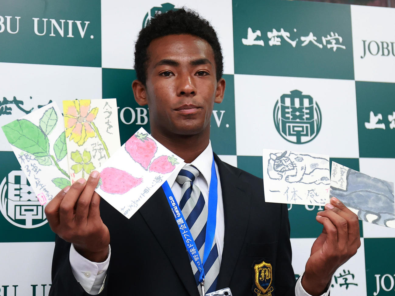 中日から指名あいさつを受けたドラフト1位の上武大・ブライトは、渋谷朋子理事長が担当した美術の授業で描いた絵手紙を披露（撮影・野上伸悟）