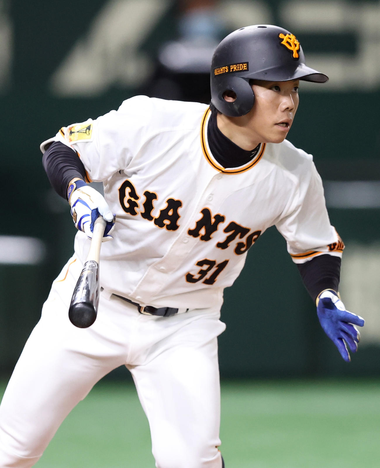 巨人対阪神　6回裏巨人無死、右前打を放つ松原（撮影・狩俣裕三）