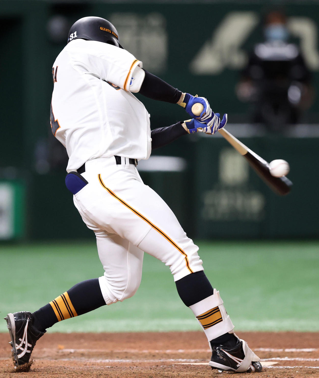 巨人対阪神　6回裏巨人無死、右前打を放つ松原（撮影・狩俣裕三）