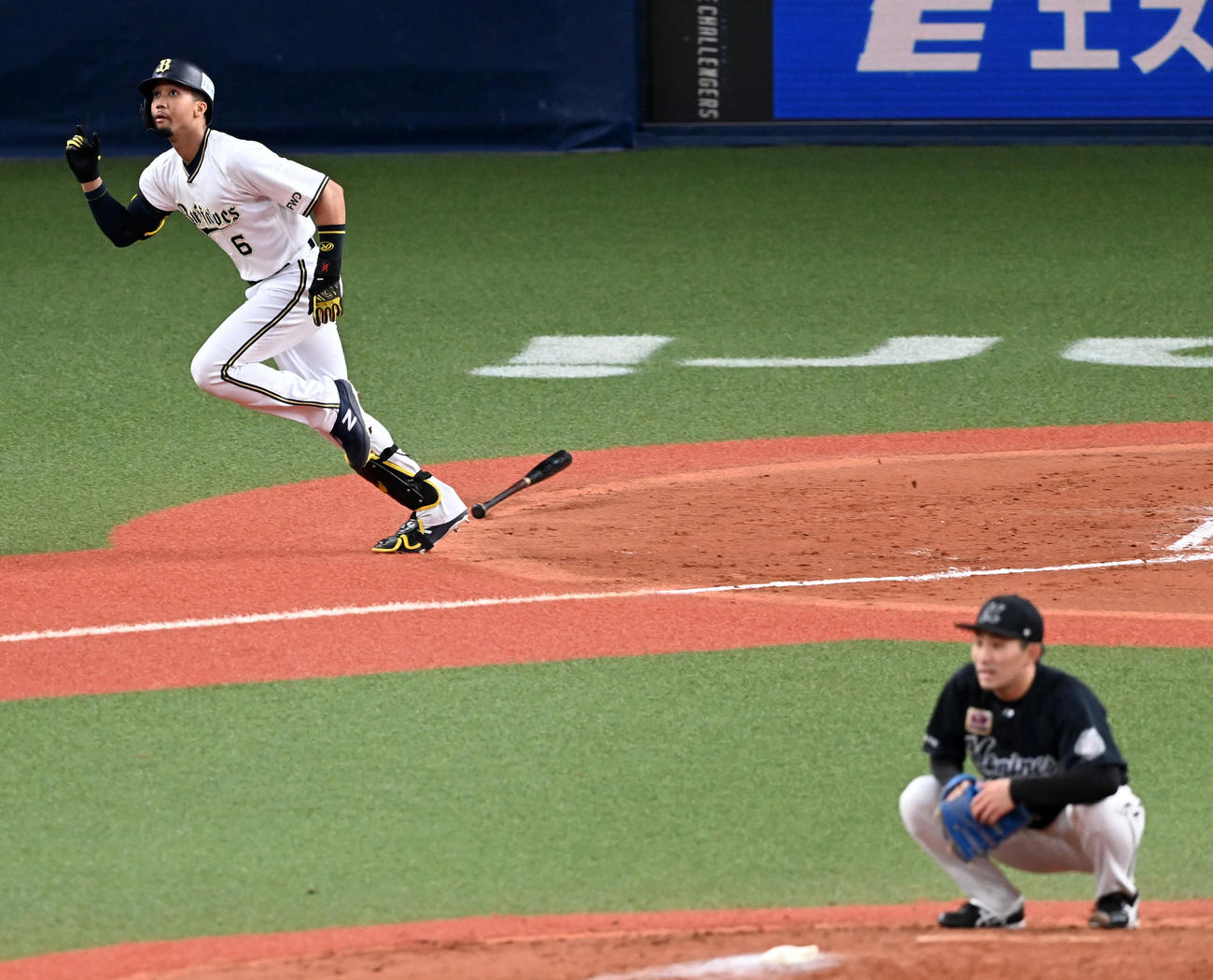オリックス対ロッテ　8回裏オリックス2死一塁、宗は右越え同点本塁打を放つ。投手小島（撮影・前岡正明）