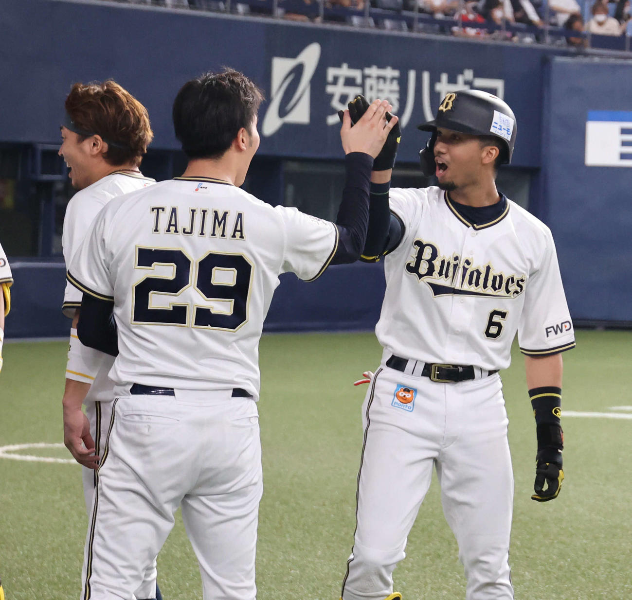 オリックス対ロッテ　8回裏オリックス2死一塁、宗（右）は同点2点本塁打を放ち田嶋に迎えられる（撮影・渦原淳）