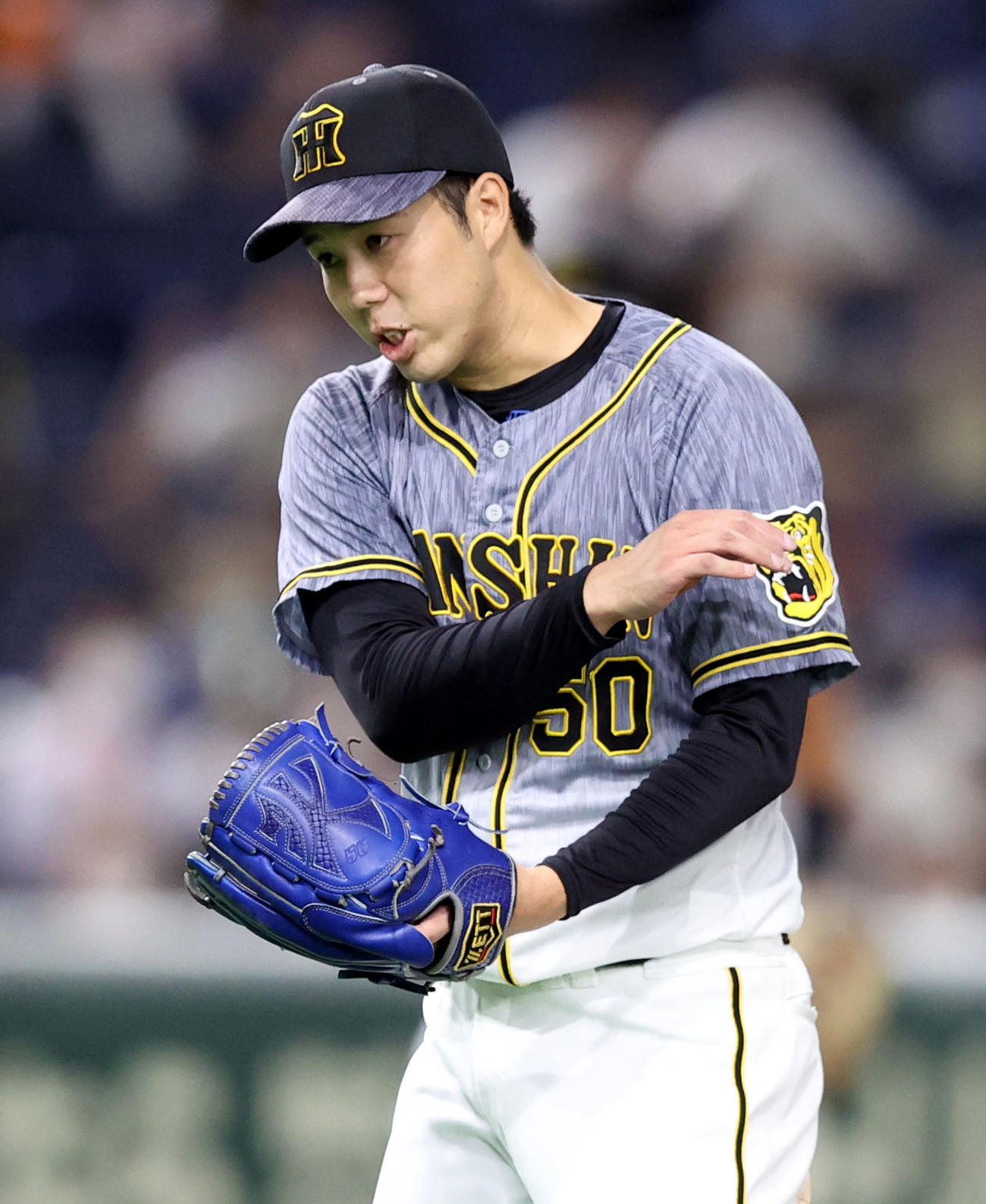 巨人対阪神　7回裏巨人2死一、二塁、坂本を遊ゴロに打ち取り、ほえる青柳（撮影・狩俣裕三）
