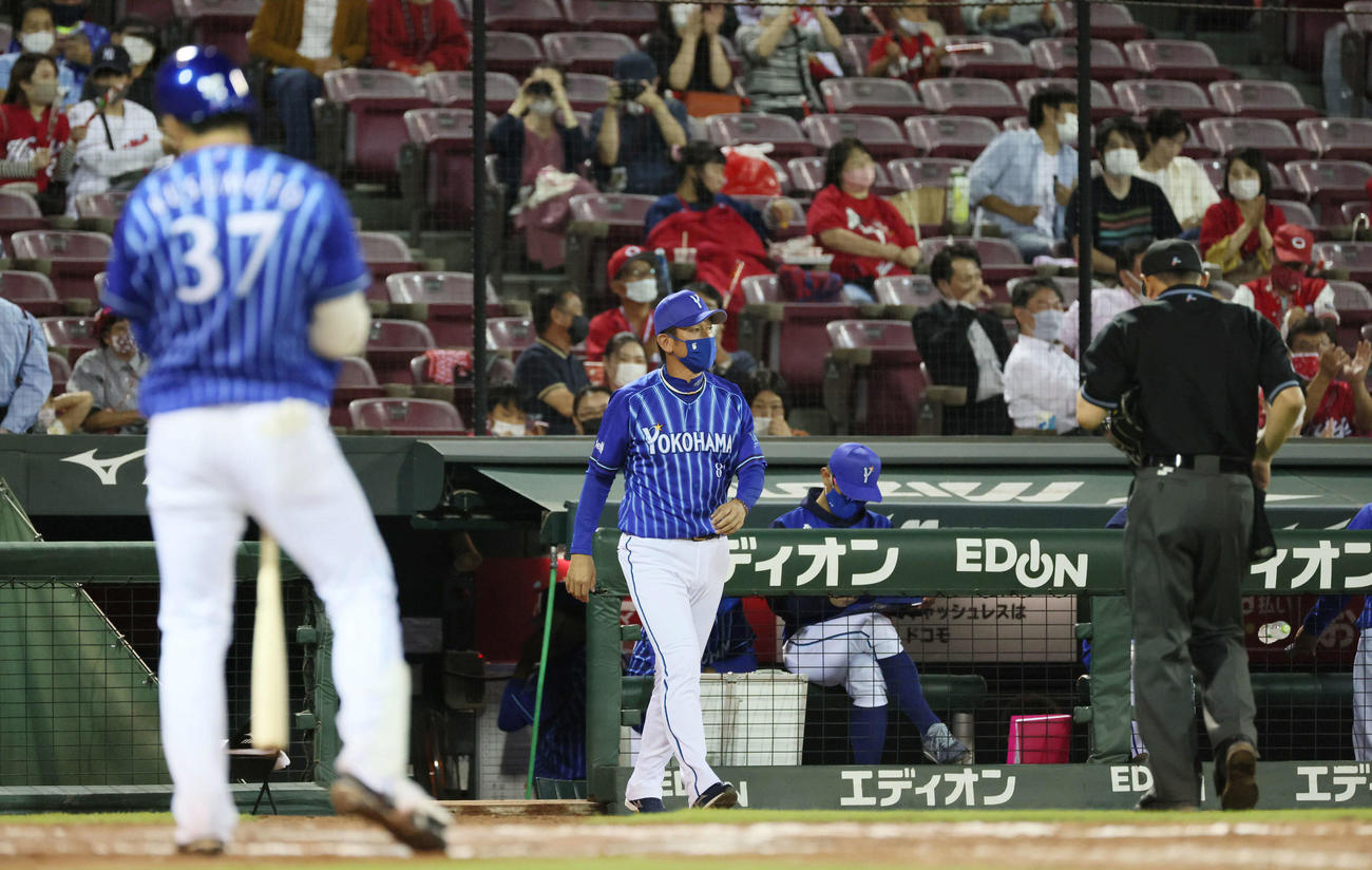広島対DeNA 8回表DeNA2死一、三塁、三振した楠本（左）と交代を告げる三浦監督（撮影・加藤孝規）
