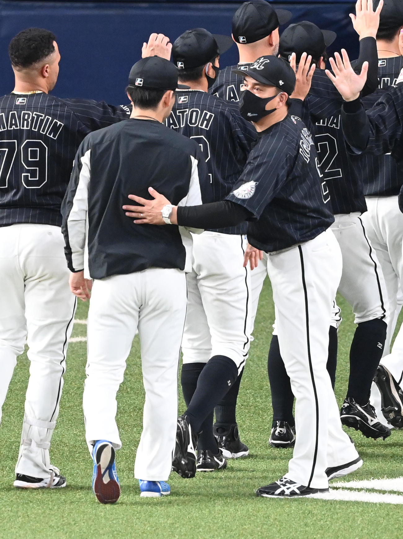 オリックス対ロッテ　小島（左）に声を掛ける井口監督（撮影・前岡正明）