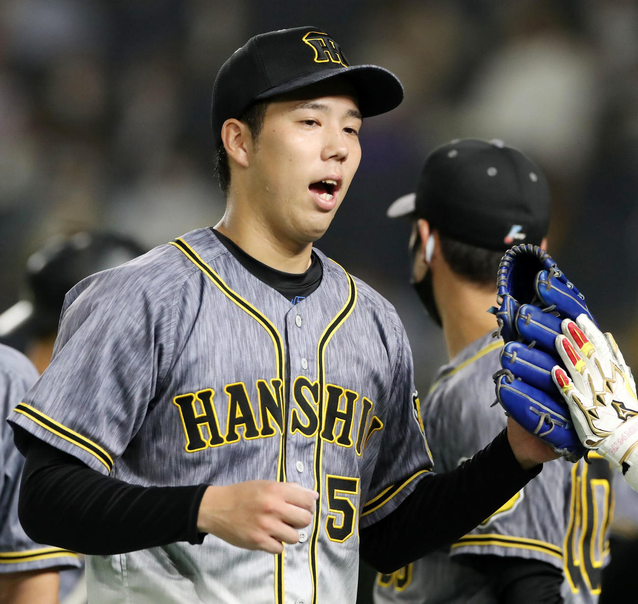 巨人対阪神　6回裏巨人2死満塁、青柳は大城を三振に仕留め、ナインとタッチする（撮影・加藤哉）