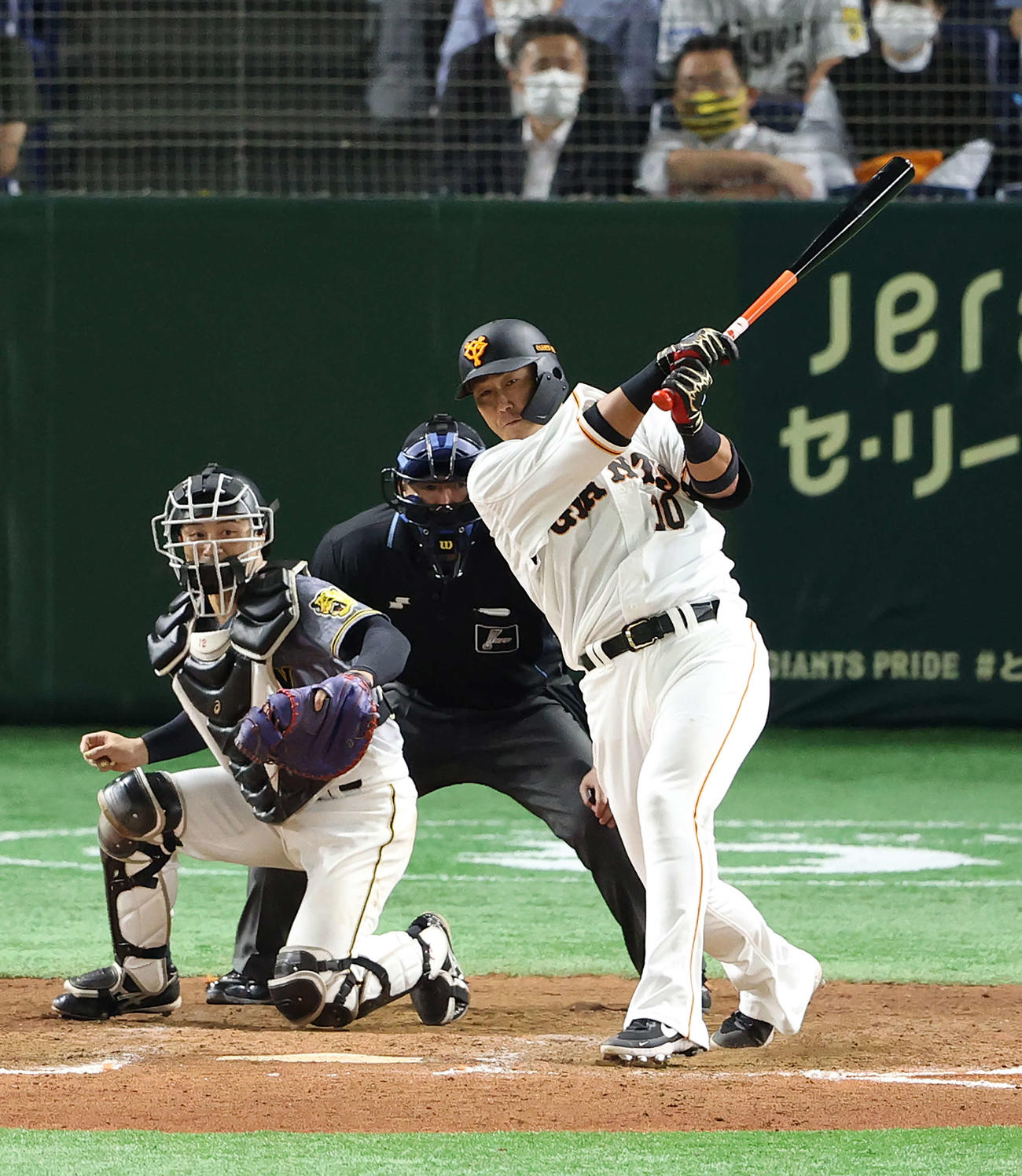 巨人対阪神　8回裏巨人1死一塁、左前打を放つ中田（撮影・河野匠）