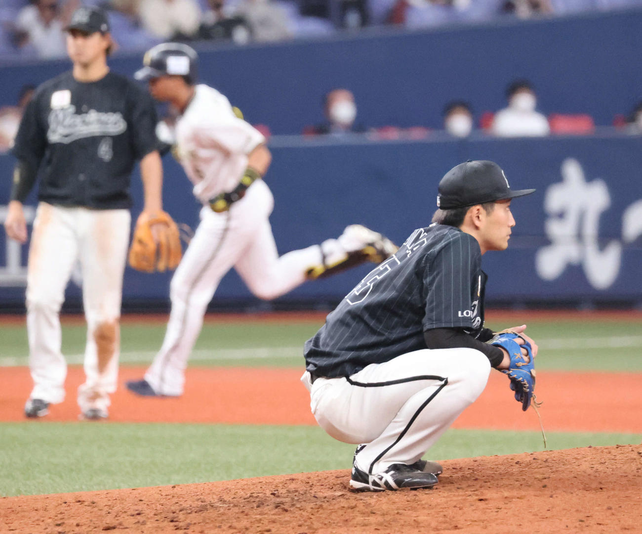 オリックス対ロッテ　8回裏オリックス2死一塁、宗佑磨に同点2点本塁打を浴びがっくりの小島和哉（撮影・渦原淳）