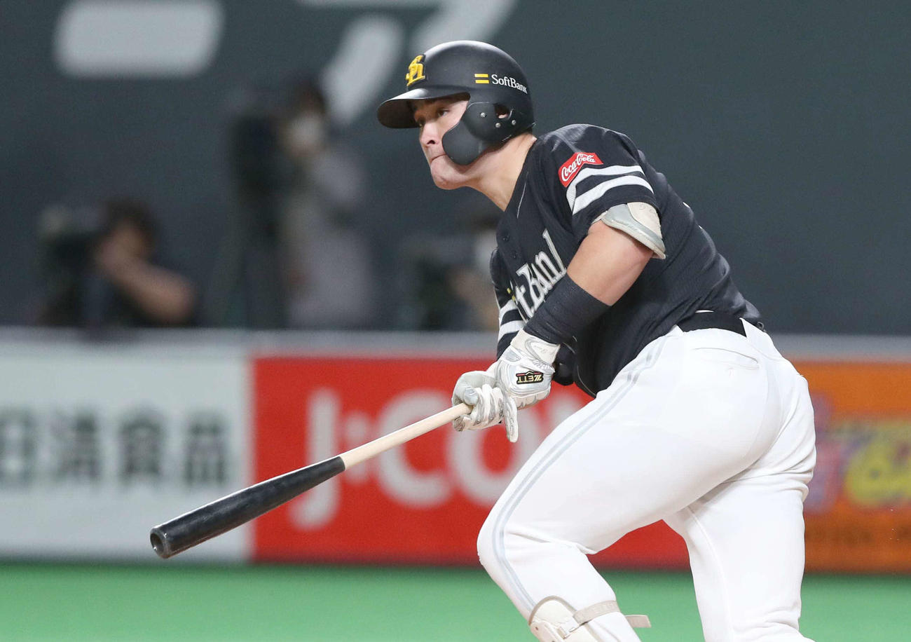 日本ハム対ソフトバンク　2回表ソフトバンク1死二、三塁、左翼線に2点適時二塁打を放つリチャード（撮影・黒川智章）
