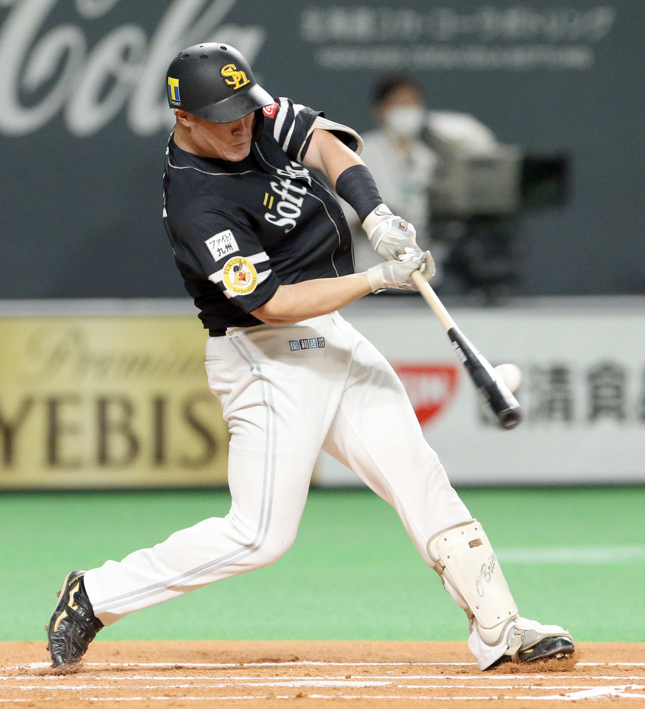 日本ハム対ソフトバンク　2回表ソフトバンク1死二、三塁、リチャードは先制となる適時二塁打を放つ（撮影・佐藤翔太）