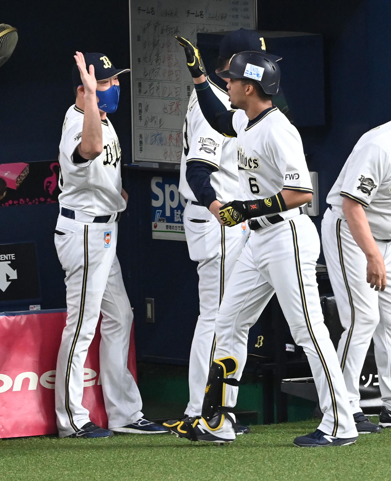 オリックス対ロッテ　8回裏オリックス2死一塁、右越え同点2点本塁打を放った宗（右）を迎える中嶋監督（撮影・前岡正明）