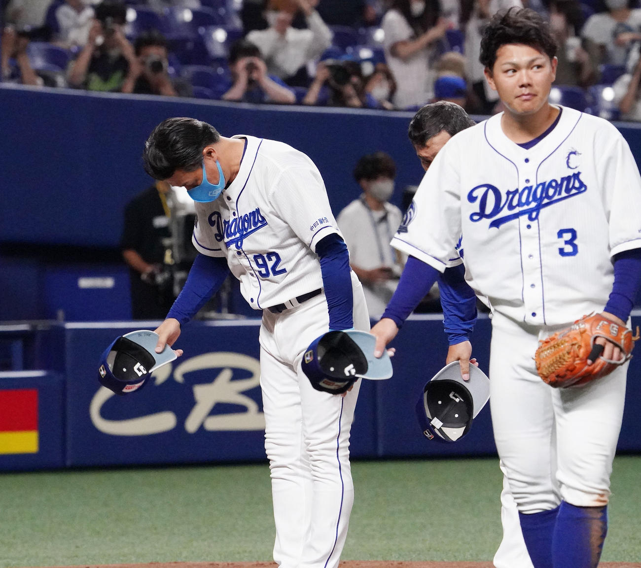中日対ヤクルト　試合終了、観客に一礼する与田監督（左）（撮影・森本幸一）