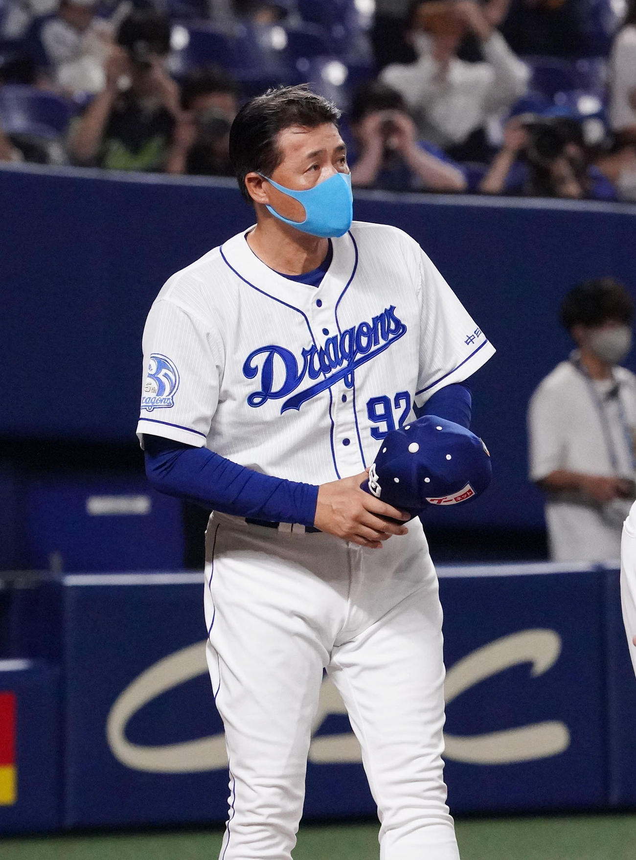 中日対ヤクルト　試合終了、観客に一礼する与田監督（撮影・森本幸一）