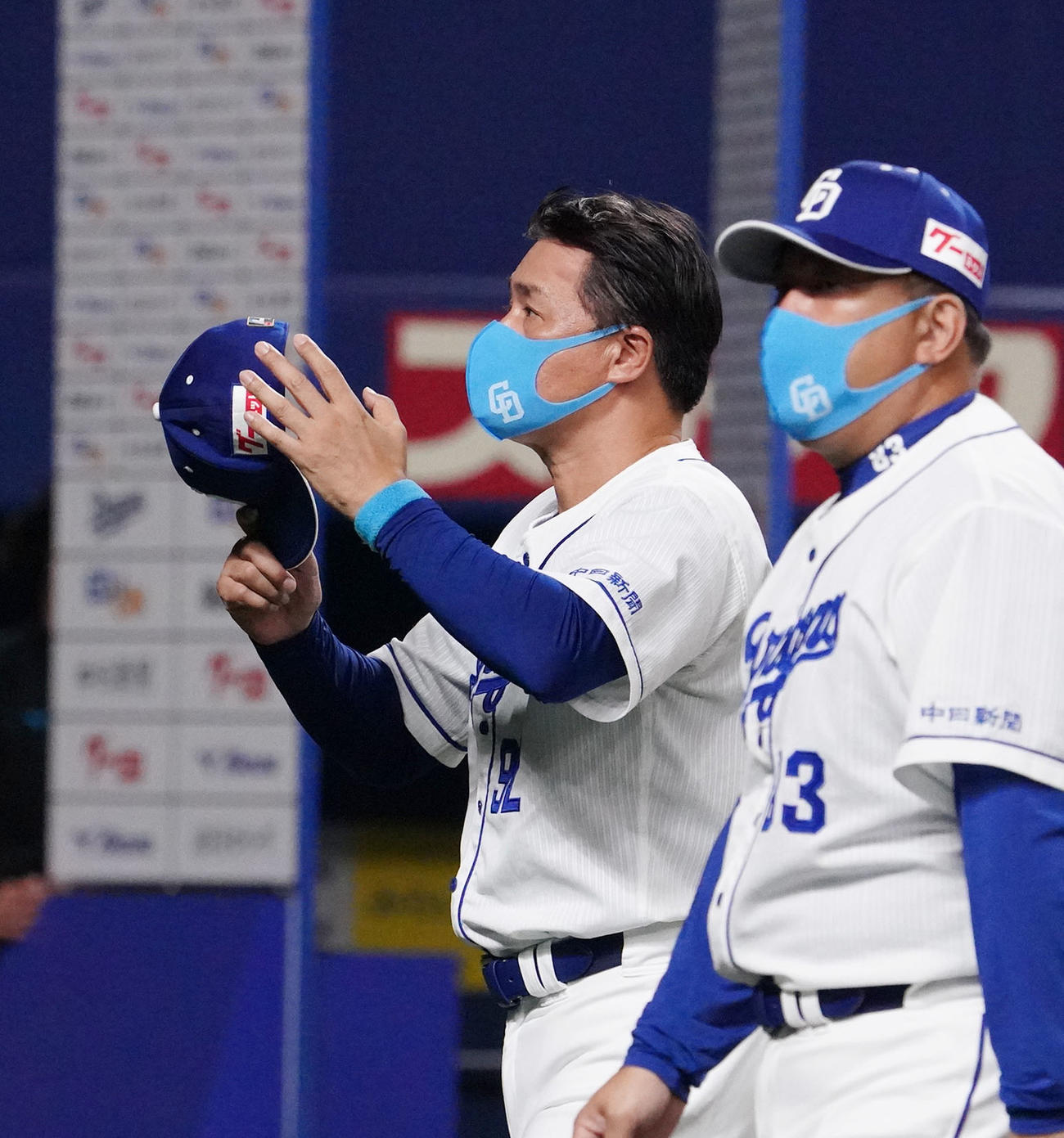 中日対ヤクルト　試合終了、観客に一礼し引き揚げる与田監督（左）（撮影・森本幸一）