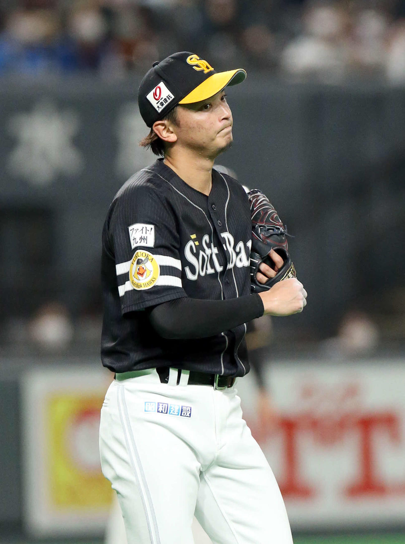 日本ハム対ソフトバンク　4回裏を無失点に抑えガッツポーズをするソフトバンク東浜（撮影・佐藤翔太）