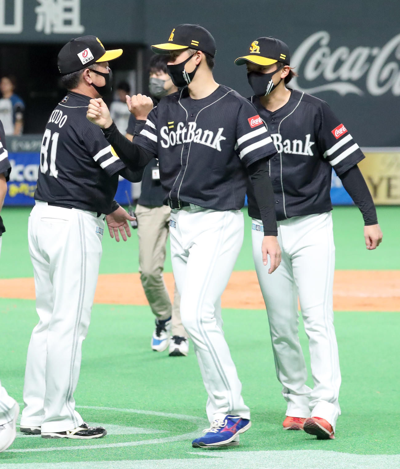 日本ハム対ソフトバンク　試合終了後、ソフトバンク工藤監督（左）は東浜を出迎える（撮影・佐藤翔太）