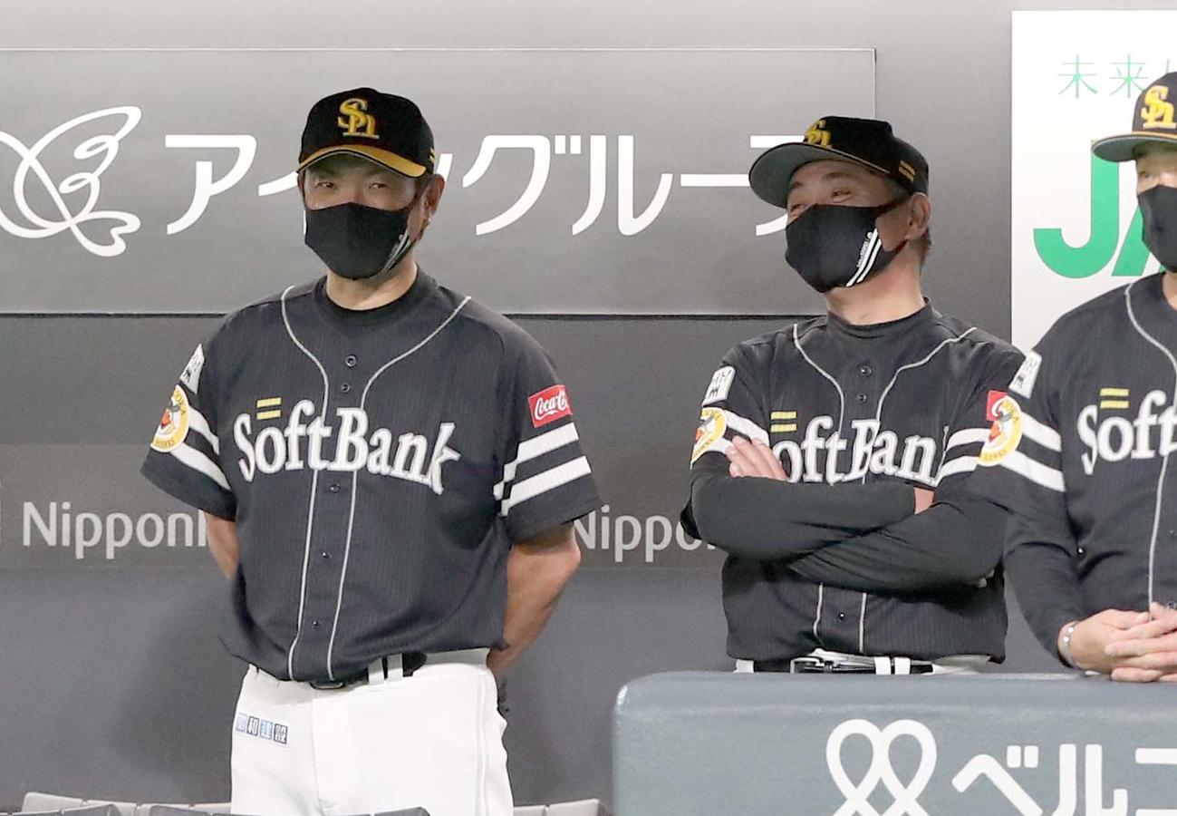 日本ハム対ソフトバンク　小久保コーチ（左）と笑顔で話す工藤監督（撮影・黒川智章）